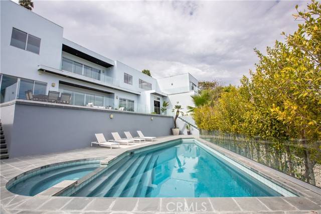 Los Angeles, CA 90049,12148 Travis ST