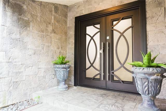 Woodland Hills, CA 91367,23242 Burbank BLD