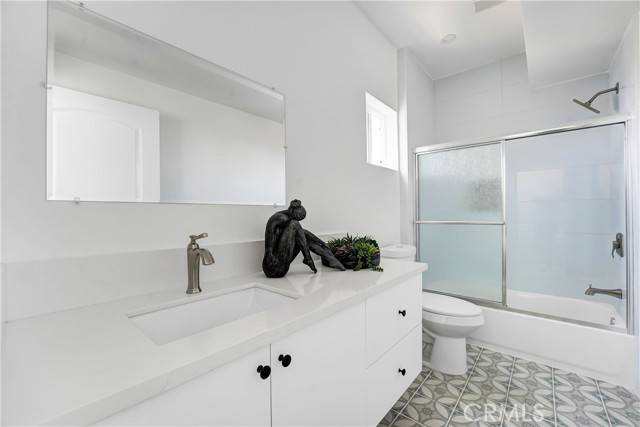 North Hollywood, CA 91605,11956 Vanowen Ave 1/2