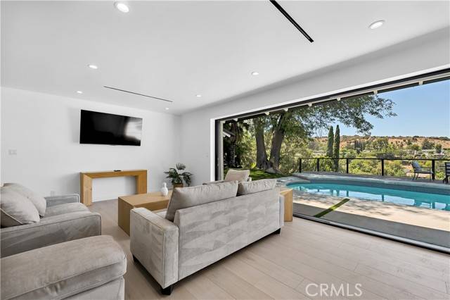 Encino, CA 91436,17072 Oak View DR