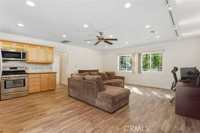 Woodland Hills, CA 91367,22639 Calvert ST F