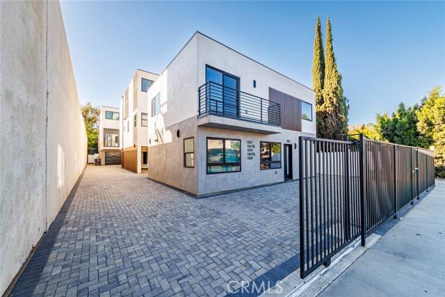 Los Angeles, CA 90019,1855 Crenshaw BLD