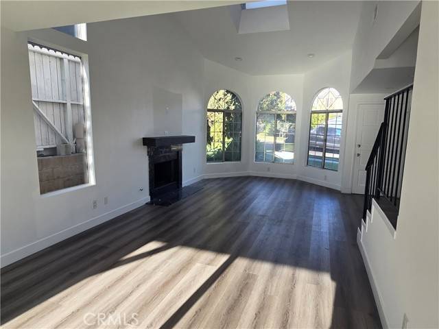 Sylmar, CA 91342,11608 Luanda