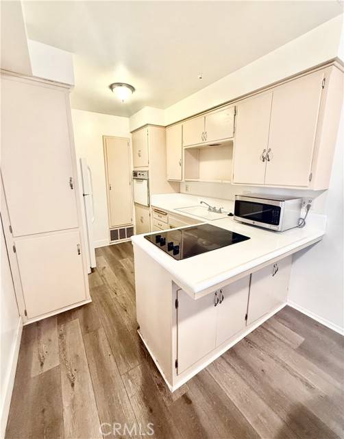 Glendale, CA 91206,211 E California B5