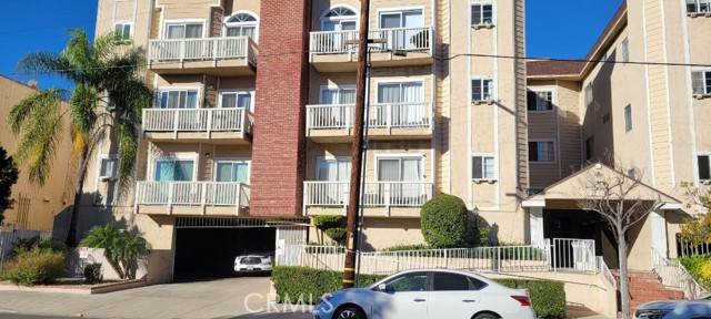 Encino, CA 91316,5135 Zelzah 101