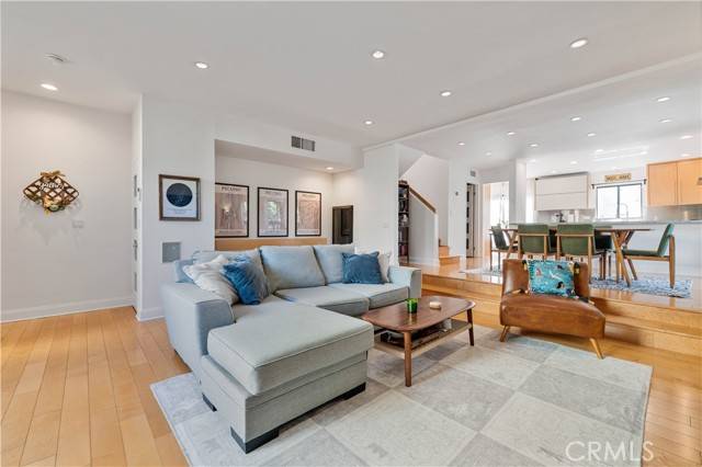 Studio City, CA 91604,4222 Troost AVE 21