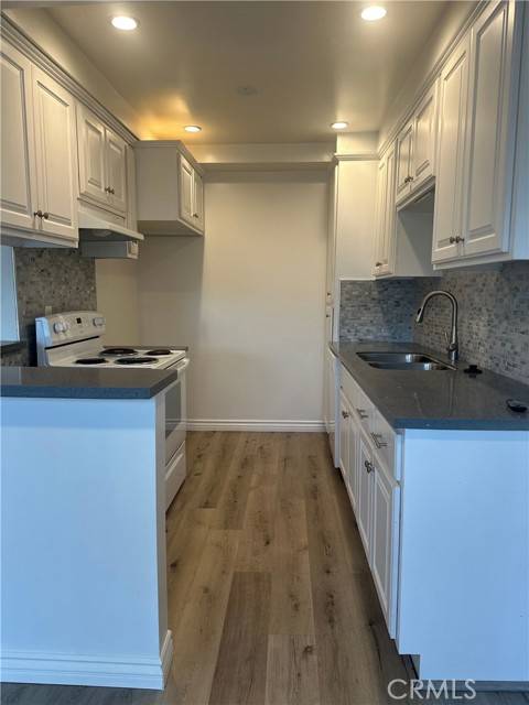 Sherman Oaks, CA 91423,4533 Colbath Avenue 20