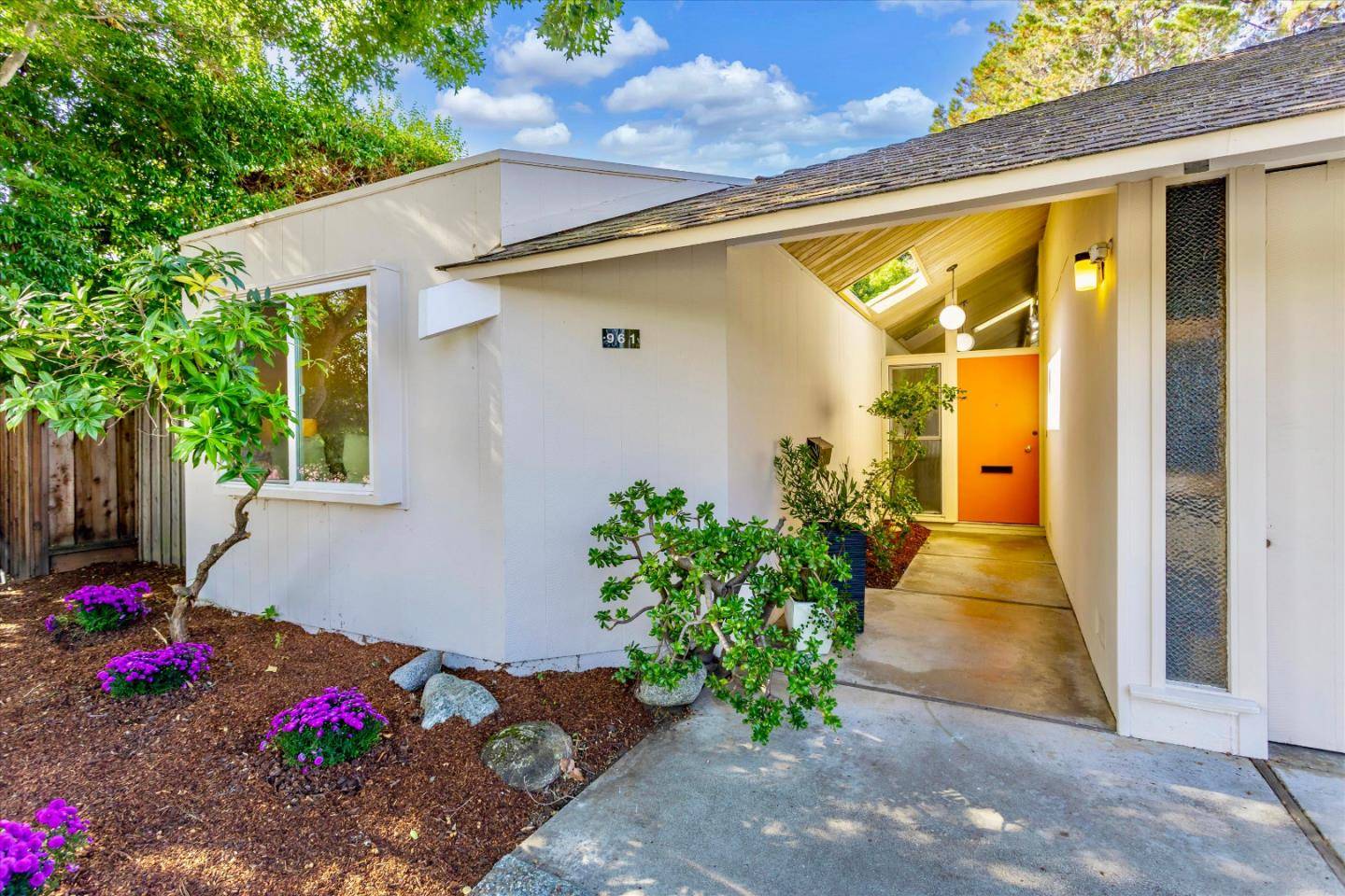 Mountain View, CA 94040,961 Eichler DR