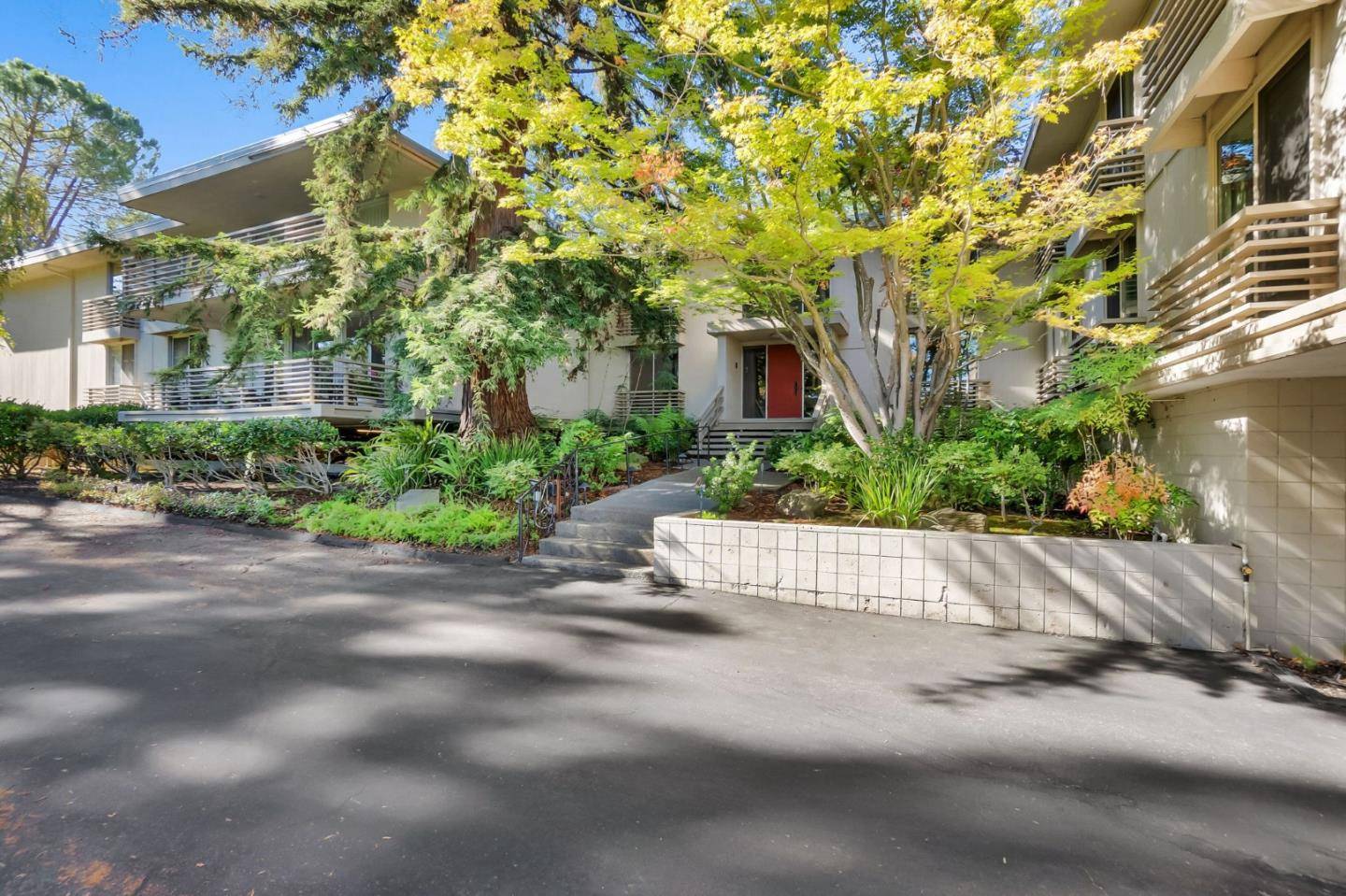 Menlo Park, CA 94025,1100 Sharon Park DR 13