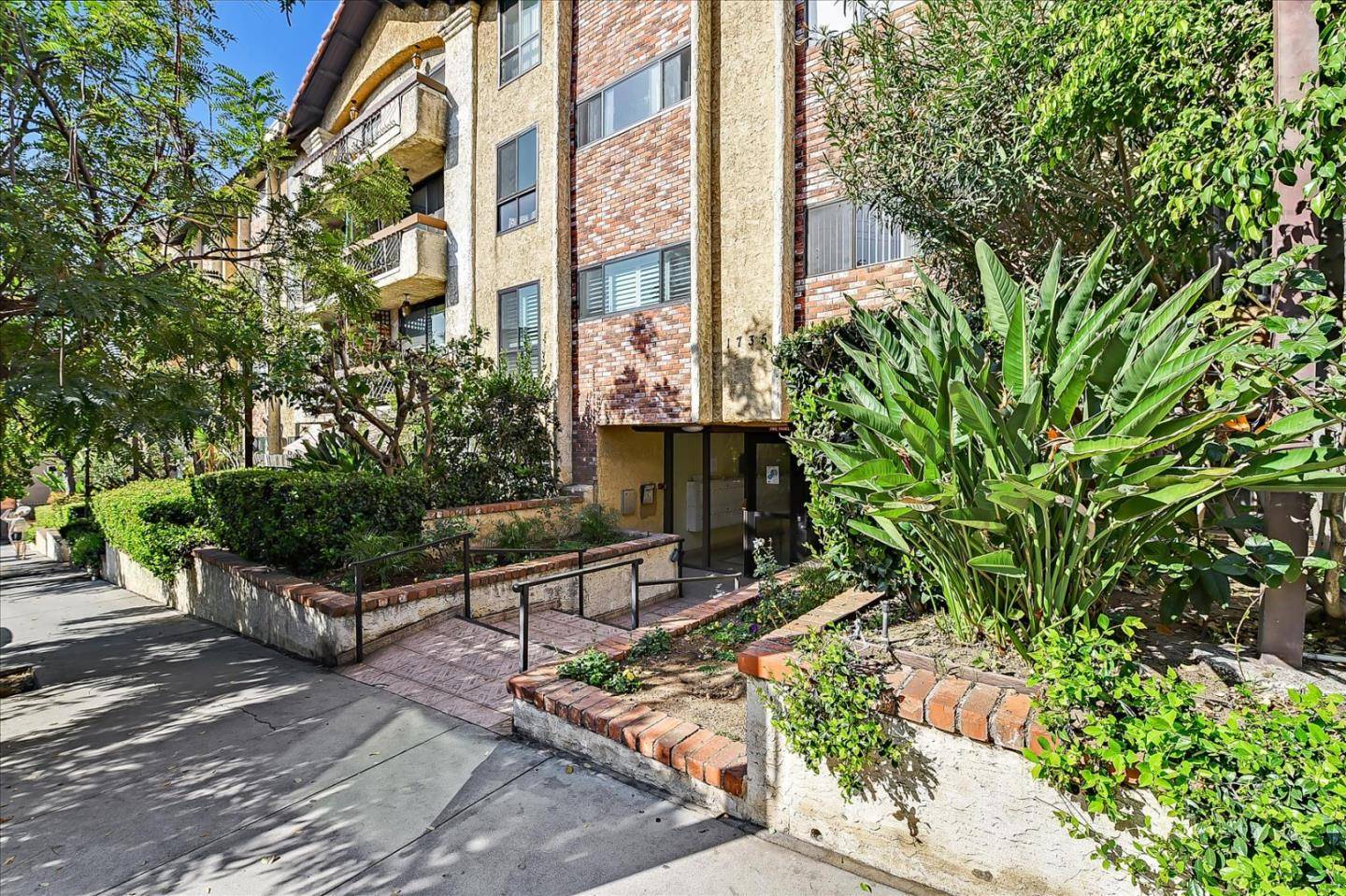 Los Angeles, CA 90046,1735 N Fuller AVE 221