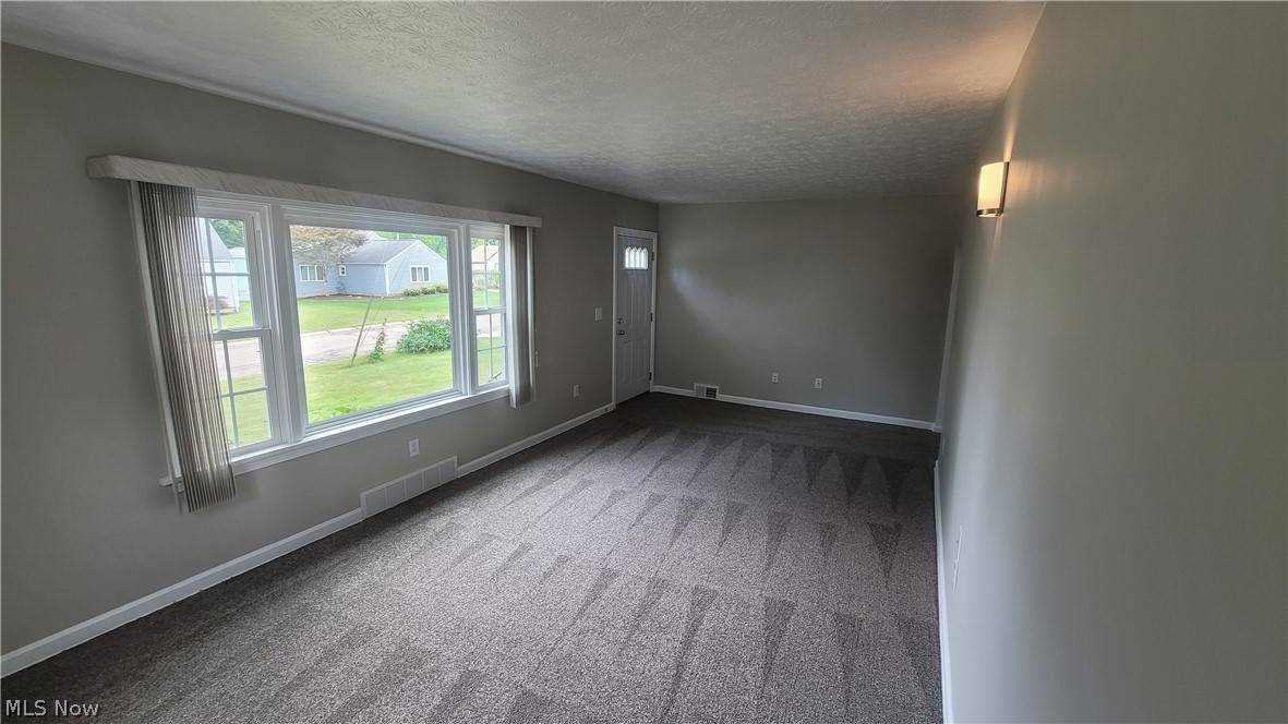 Twinsburg, OH 44087,9072 Charles CT