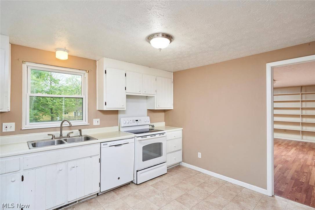 Kent, OH 44240,1296 Denise DR