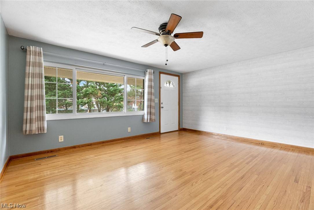 Williamstown, WV 26187,102 Doris AVE
