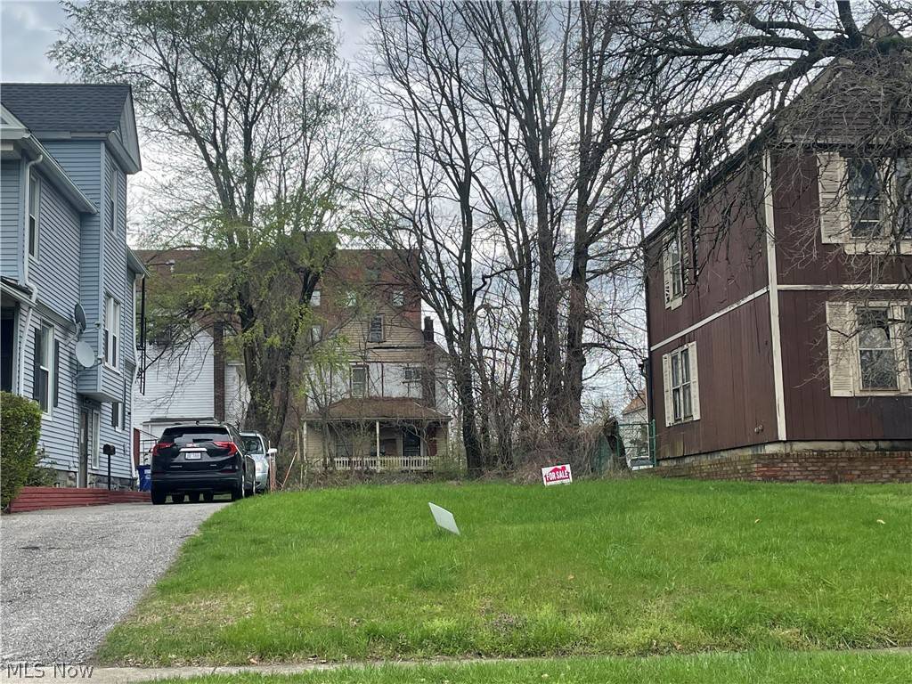 Cleveland, OH 44106,E 93rd ST