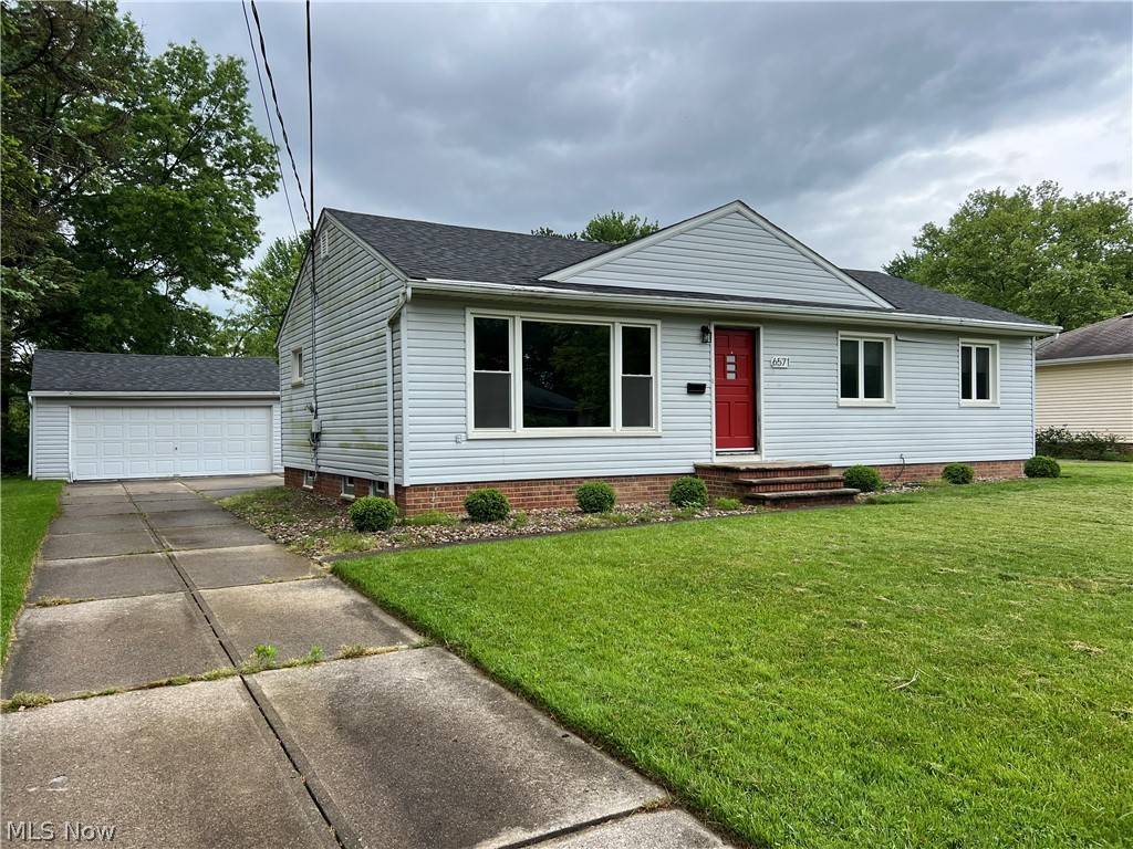 North Olmsted, OH 44070,6571 Charles RD