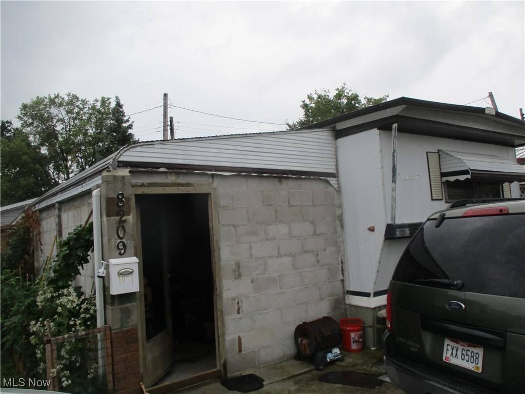 Cleveland, OH 44144,8209 Russell LN