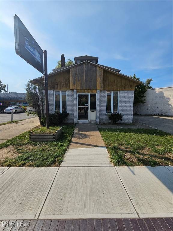 Cleveland, OH 44119,866 E 185th ST