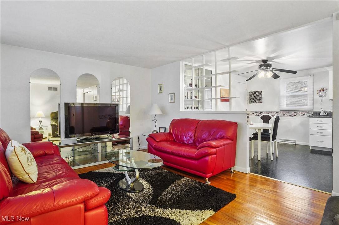 Girard, OH 44420,1005 Leslie LN