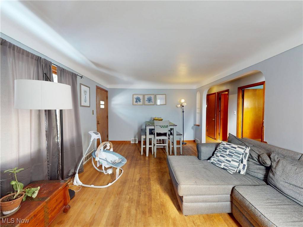 Richmond Heights, OH 44143,469 Richmond RD