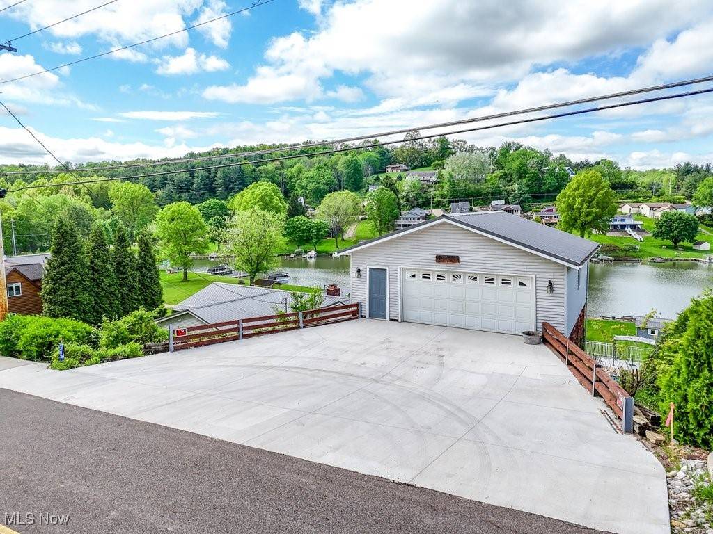 Malvern, OH 44644,382 E Mohawk DR