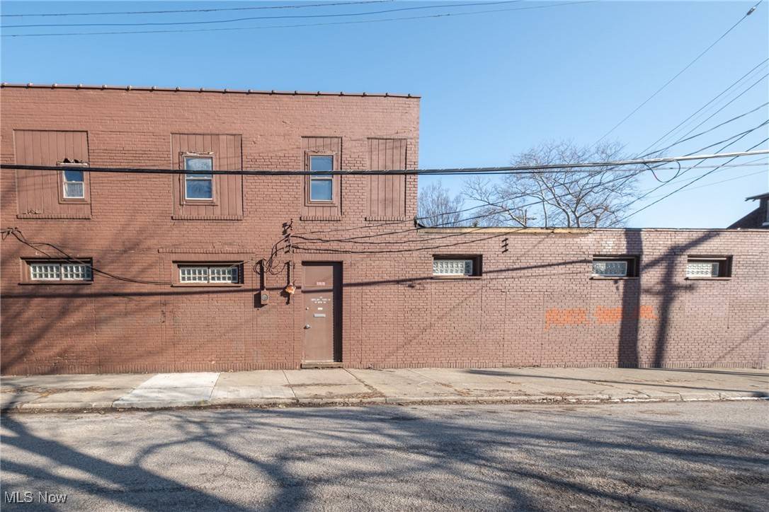Cleveland, OH 44103,1194 E 60th ST
