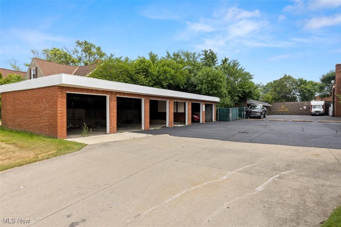 South Euclid, OH 44121,2003 Warrensville Center RD