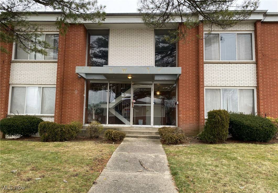 South Euclid, OH 44121,2003 Warrensville Center RD
