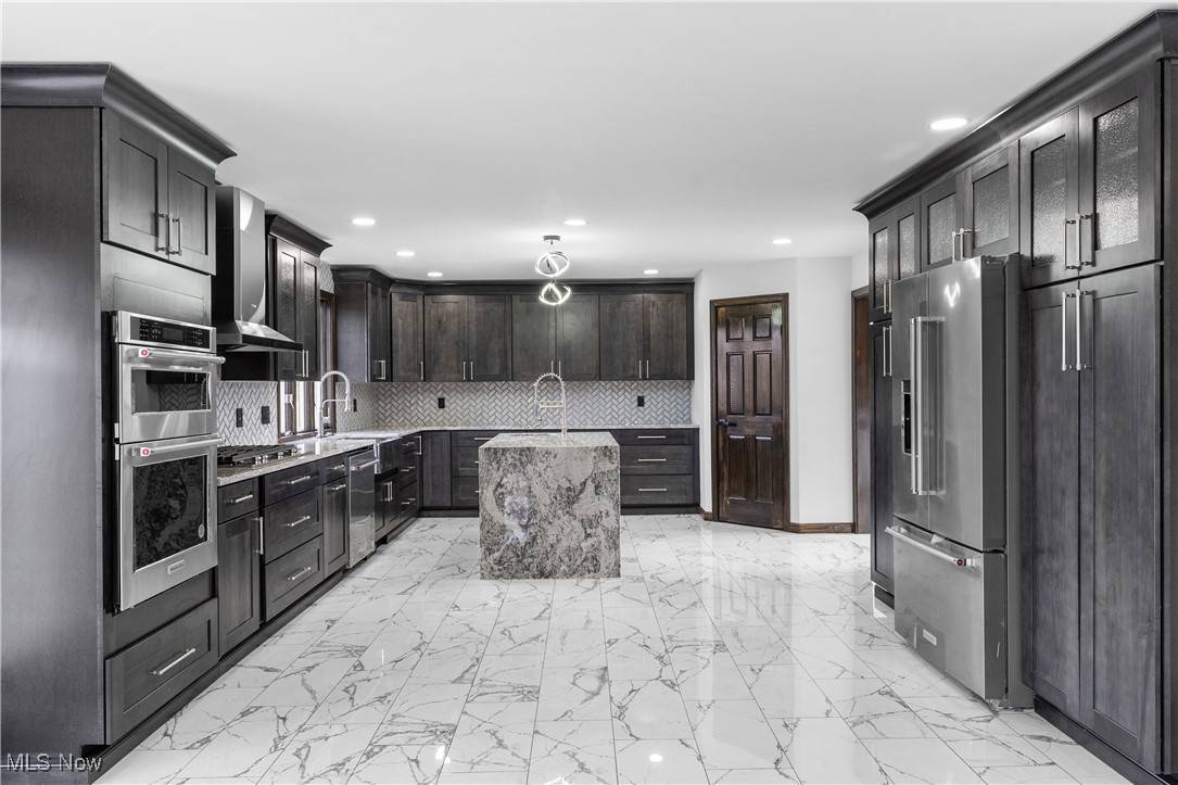 Poland, OH 44514,3189 Chardonnay LN