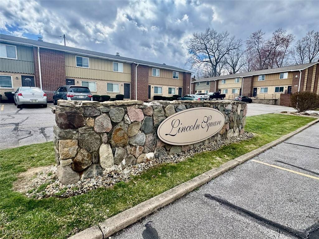 Hartville, OH 44632,300 Lincoln ST SW