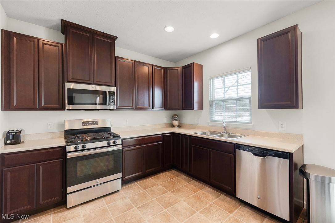 Twinsburg, OH 44087,3490 Shadow Ledge DR