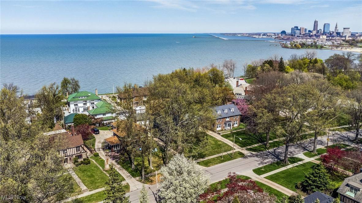 Cleveland, OH 44102,10116 Edgewater DR