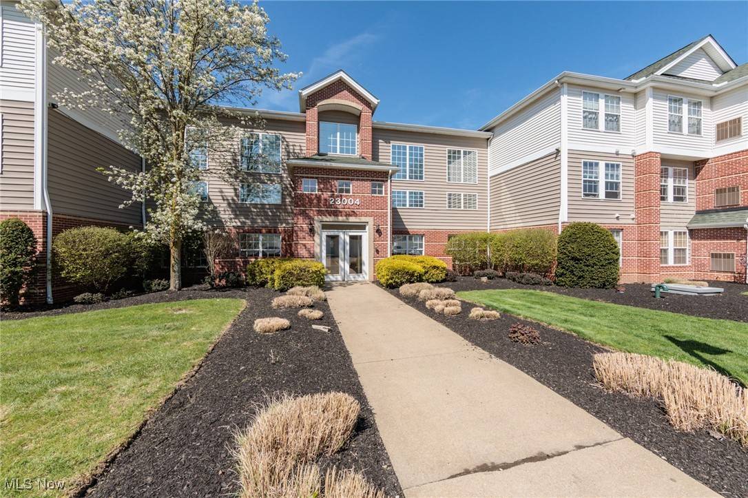Olmsted Falls, OH 44138,23004 Chandlers LN #225