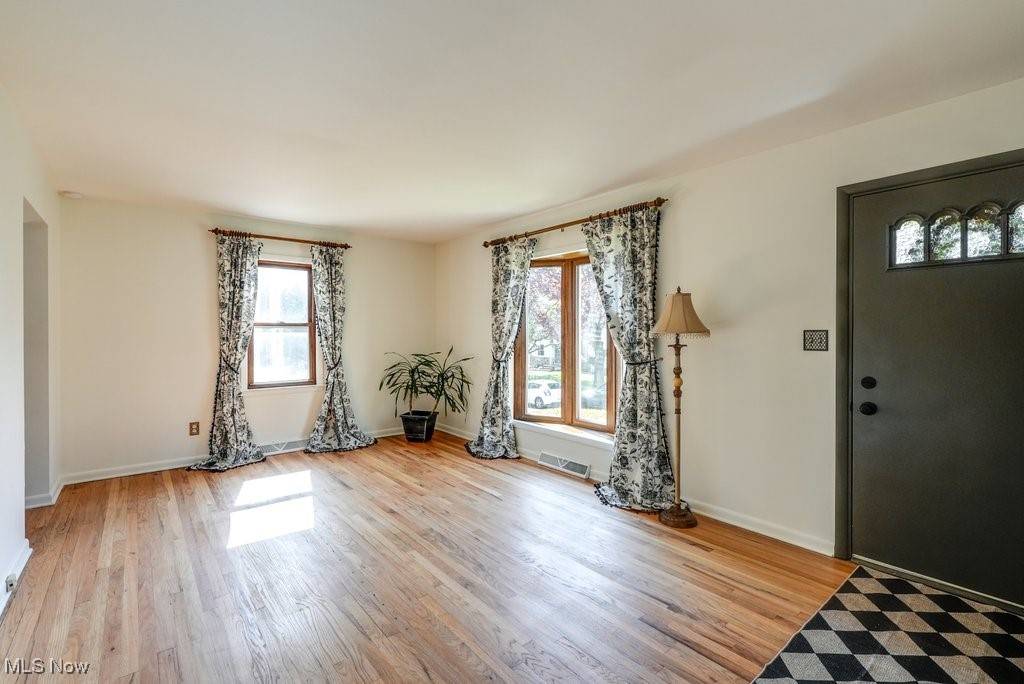 Akron, OH 44305,2435 Scotland DR