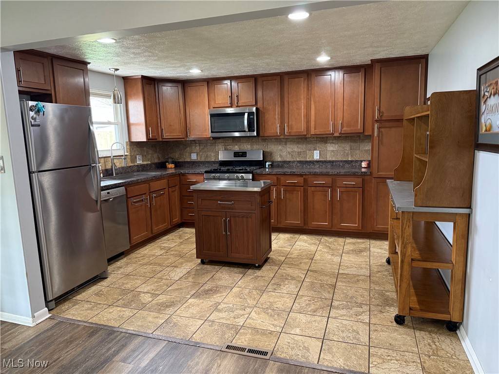 Brook Park, OH 44142,16490 Holland RD