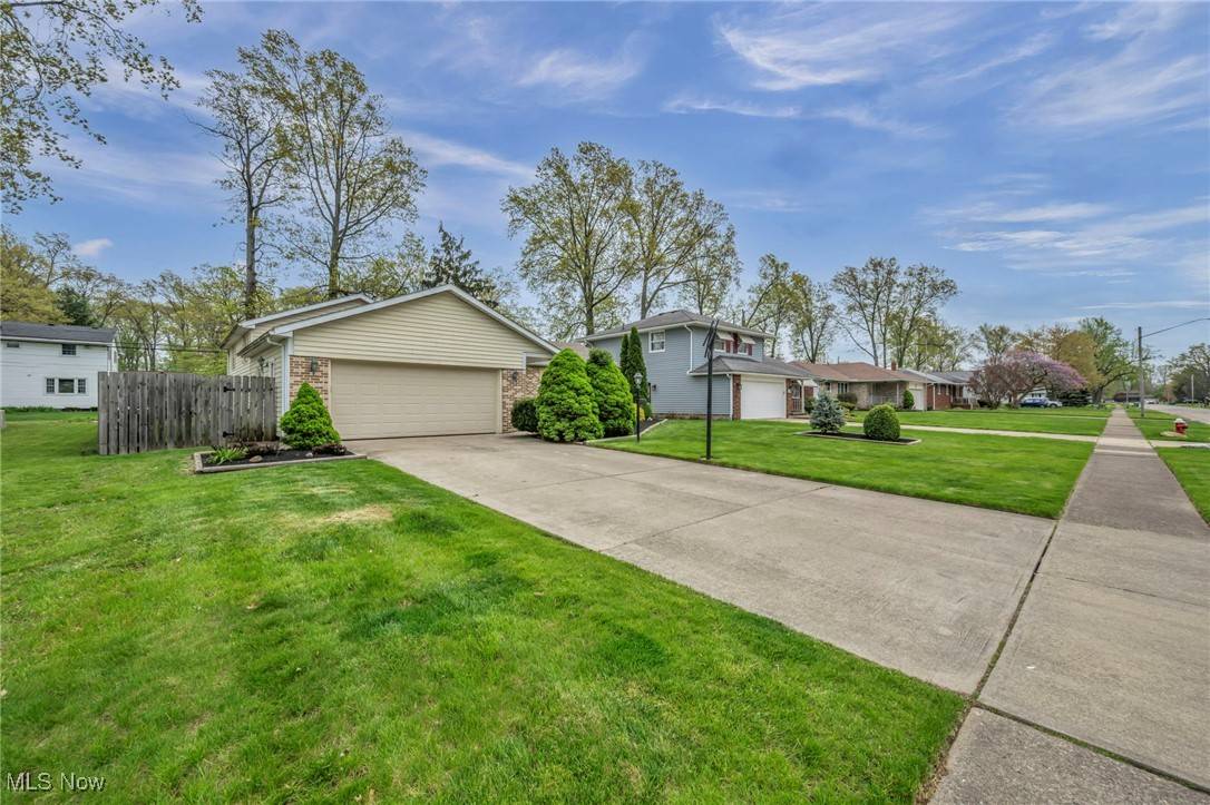 Lorain, OH 44053,5107 7 Pines DR