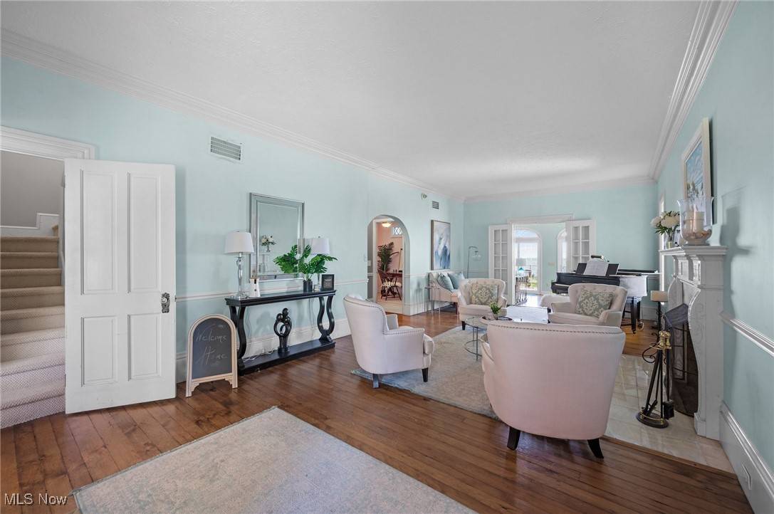 Bay Village, OH 44140,26400 Lake RD
