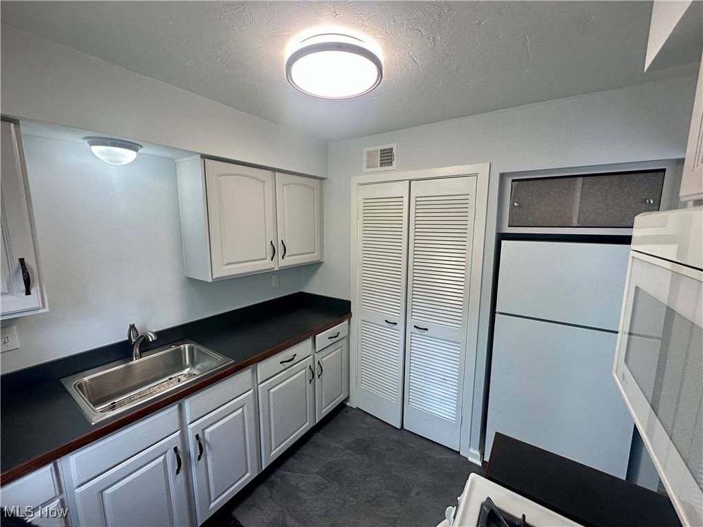 Euclid, OH 44123,215 E 235th ST