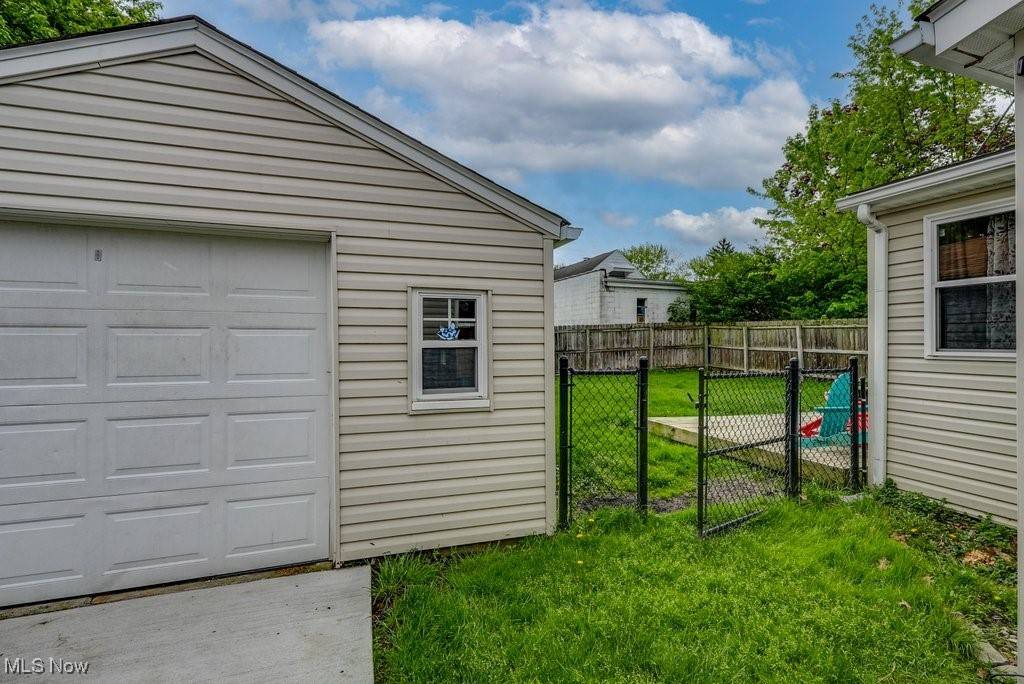Cuyahoga Falls, OH 44221,2367 11th ST