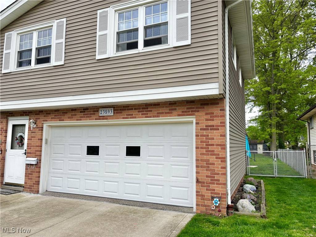 North Olmsted, OH 44070,23593 Carriage LN