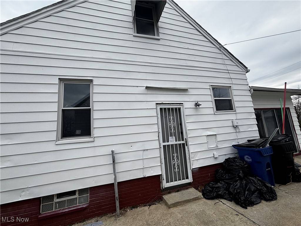 Cleveland, OH 44128,17002 Ridgeton DR