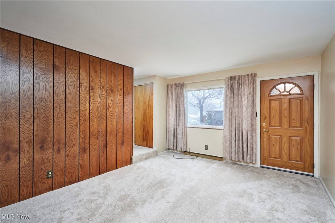 Akron, OH 44305,1658 Bronson RD