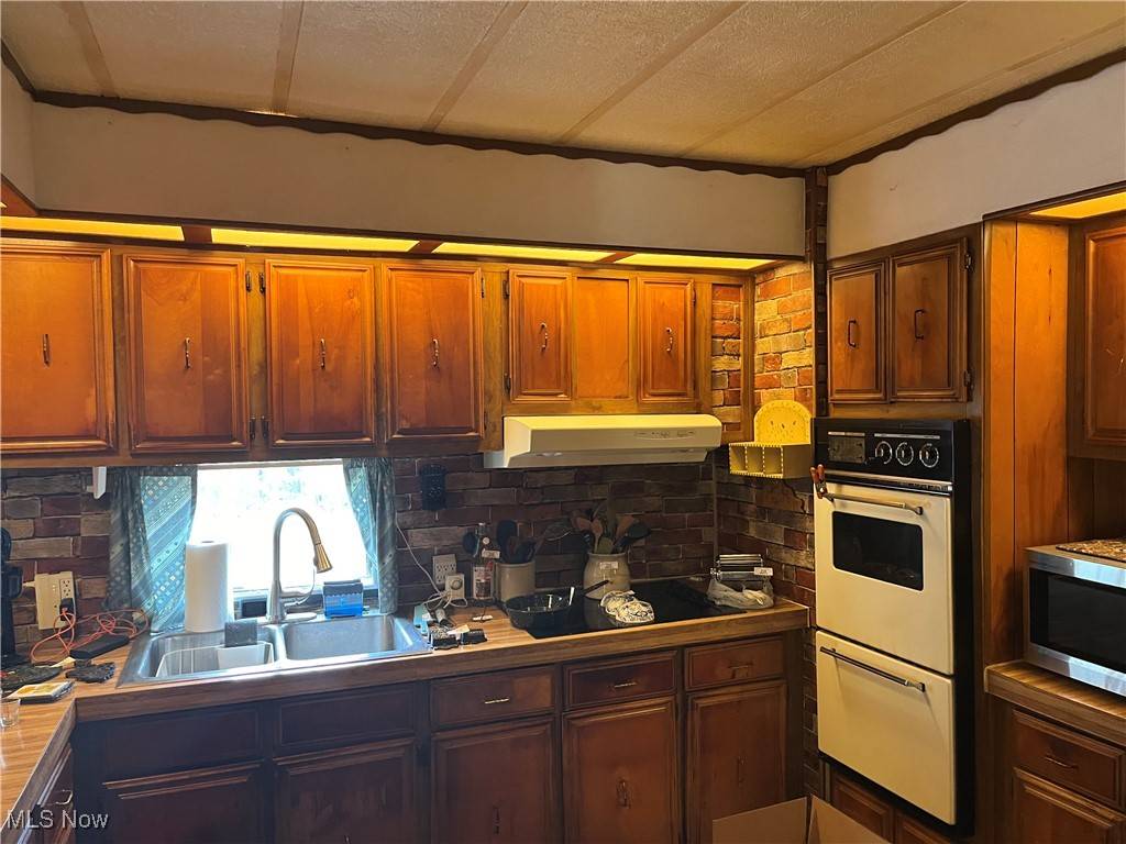 New Waterford, OH 44445,48290 Metz RD