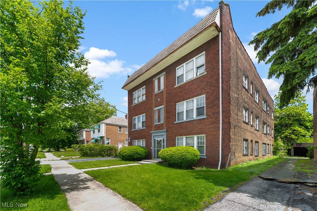 Cleveland, OH 44120,3303 E 149th ST