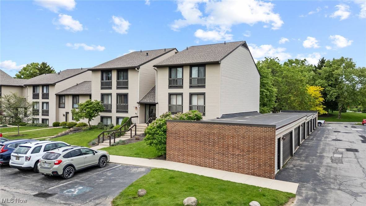 Northfield, OH 44067,6290 Greenwood #402