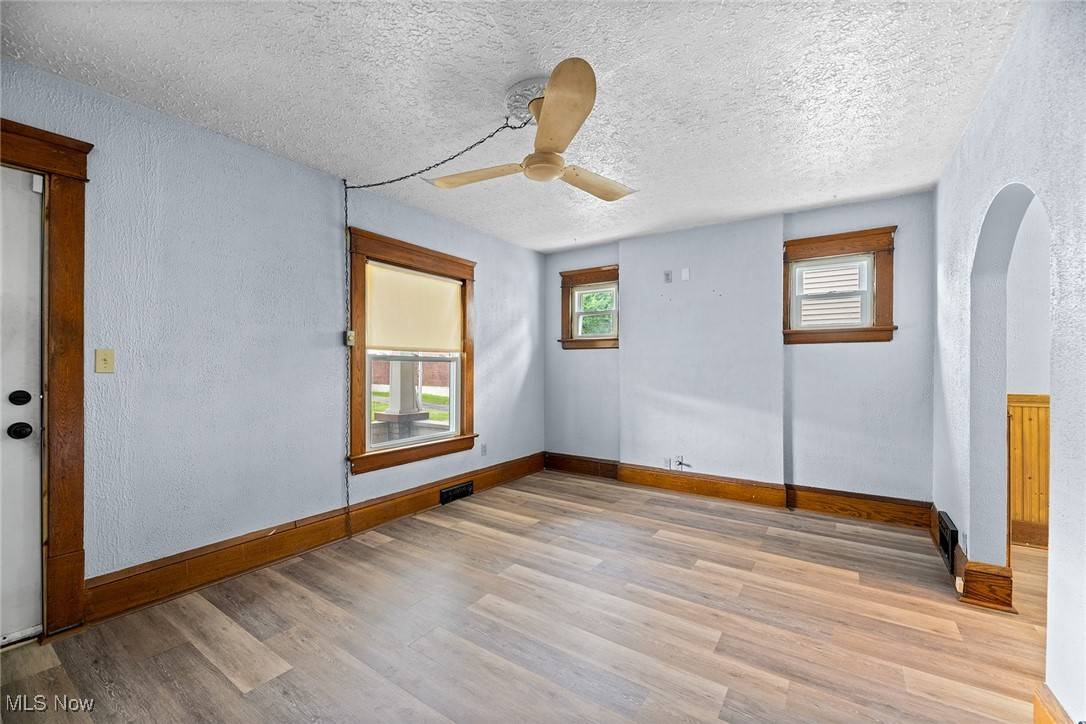 Akron, OH 44311,916 Kling ST