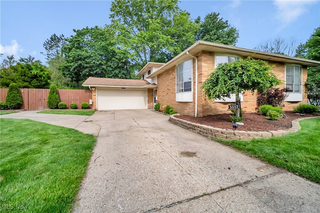 North Olmsted, OH 44070,5512 Berkshire DR