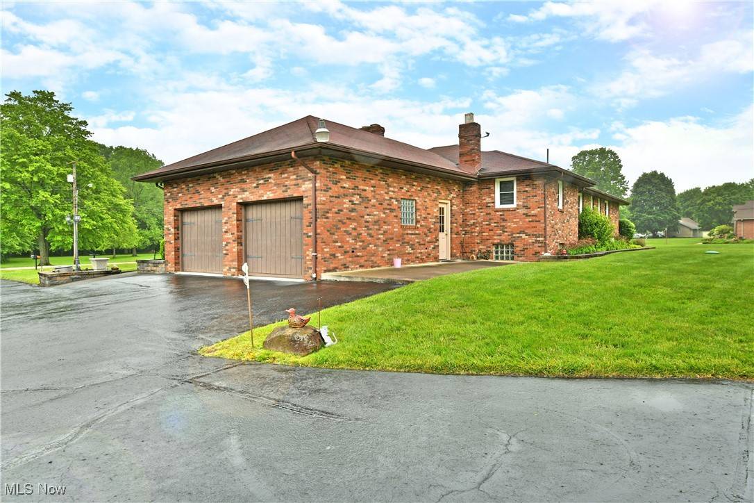 Lowellville, OH 44436,894 Bedford RD
