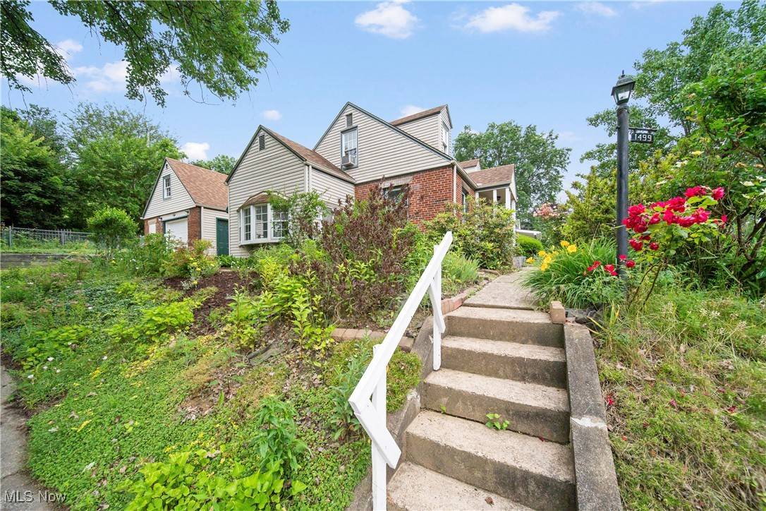 Akron, OH 44301,1499 Redwood AVE