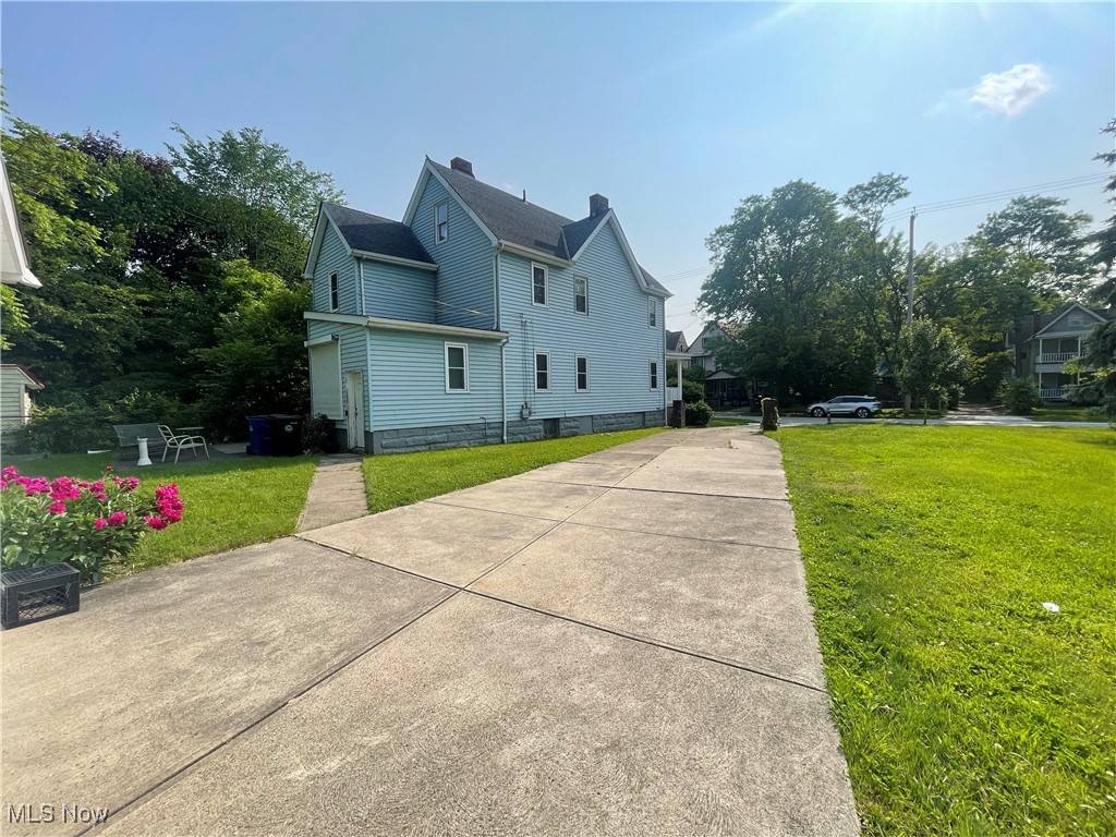 Cleveland, OH 44106,2233 E 93rd ST