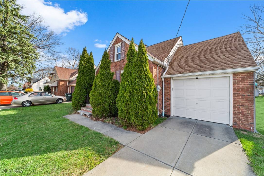 Euclid, OH 44132,869 E 260th ST